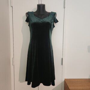 Emerald green velvet dress with off the shoulder sleeves size M - NWT